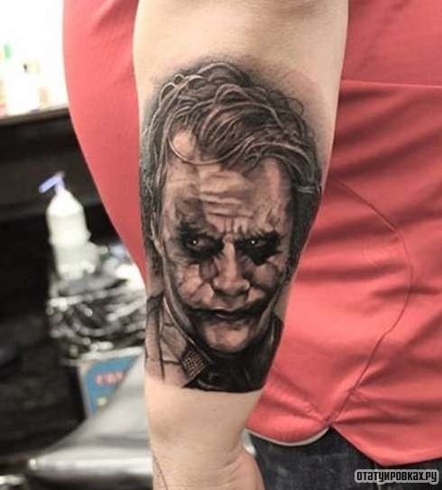 Фотография татуировки под названием «Джокер хитро смотрит»
