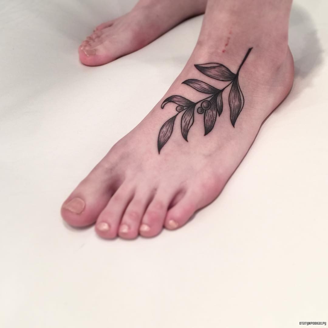Фотография татуировки под названием «Веточка с листьями»