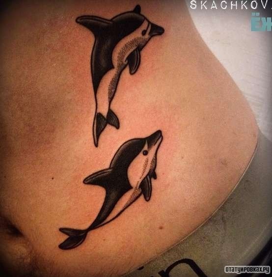 Фотография татуировки под названием «Два маленьких дельфина»