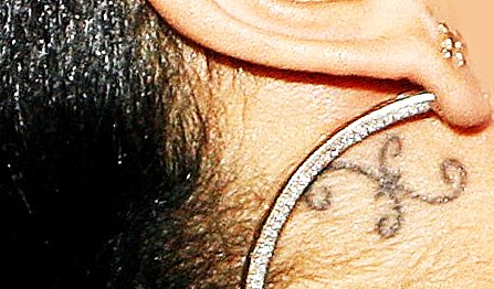 Татуировка Рианны за ухом
