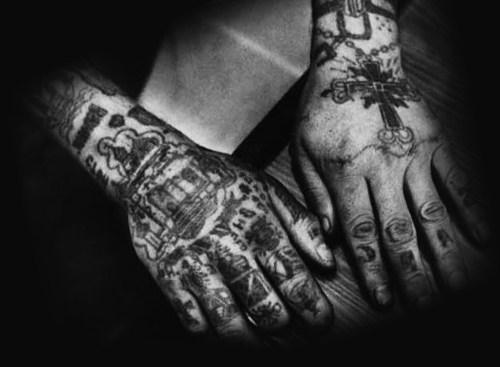 Руки заключенного в татуировках
