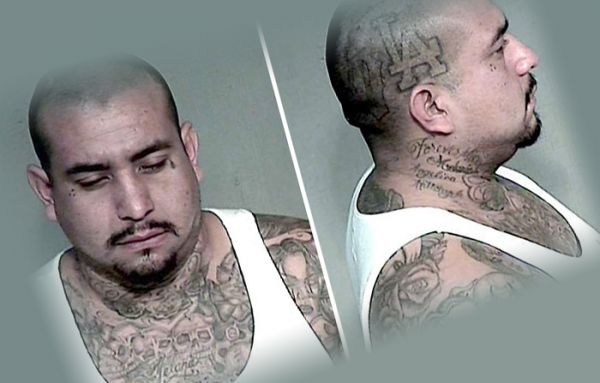 Латиноамериканский заключенный в татуировках