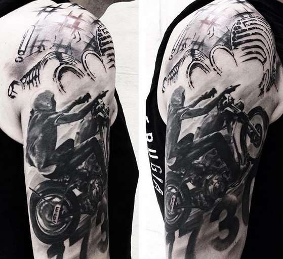 Байкерская татуировка на плече в стиле реализм