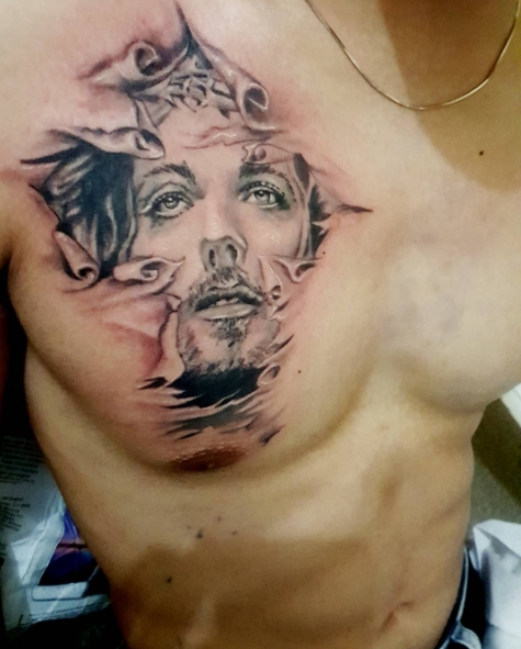 Христианская татуировка Иисуса Христа на груди