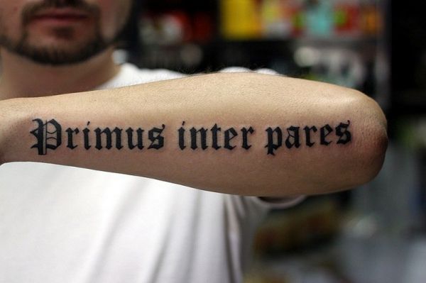 Надпись Primus inter pares на латыни