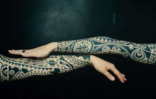 Татуировка рукава в полинезийском стиле