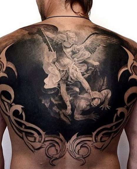 Архангел Михаил в виде русской татуировки на спине парня