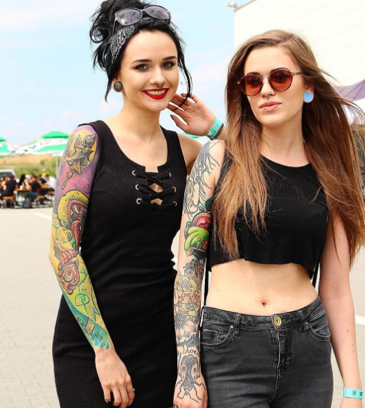 Татуировки рукава на девушках смотрятся очень сексуально