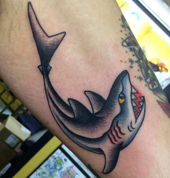 Татуировка акулы на ноге