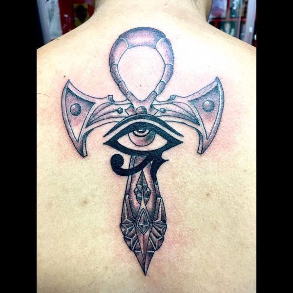 Татуировка символа анх с гора глаз на спине парня