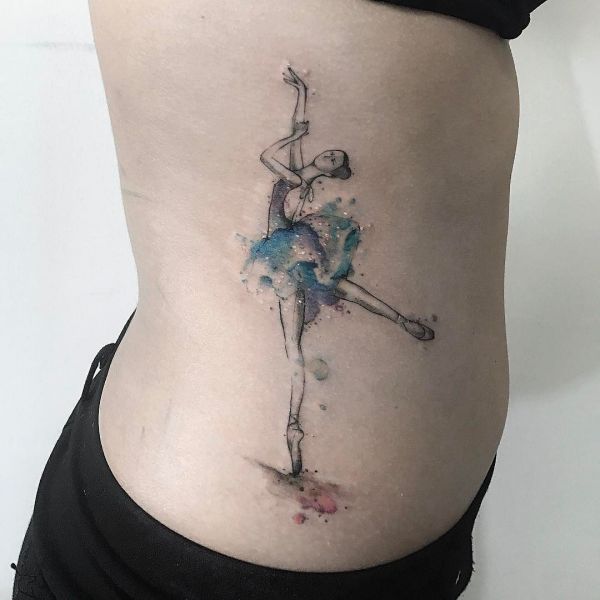 Татуировка балерины сбоку тела девушки