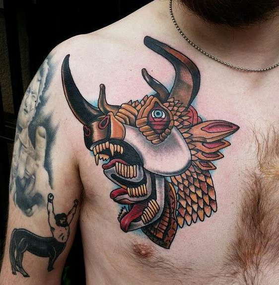 Цветная татуировка быка на груди