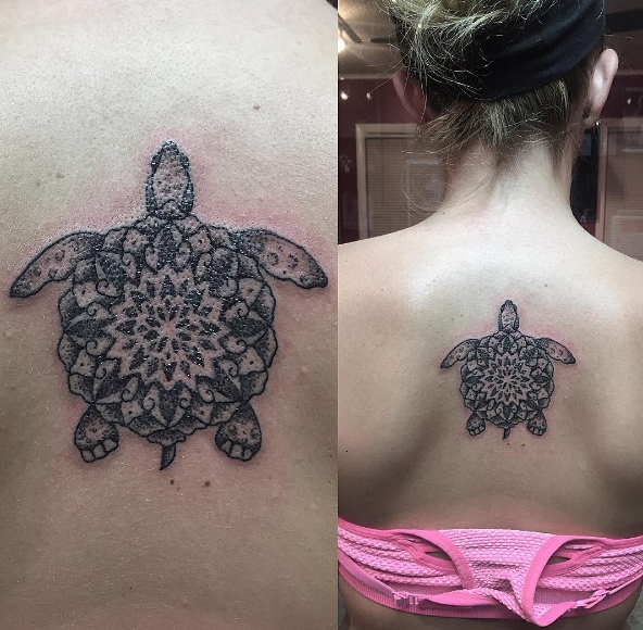 Татуировка черепаха на спине у девушки