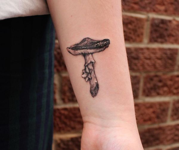 Татуировка черно-белого гриба на запястье