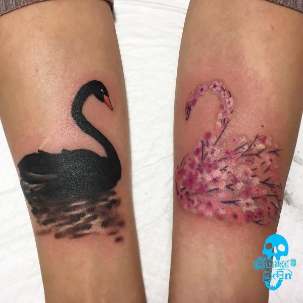 Татуировка двух лебедей на предплечье