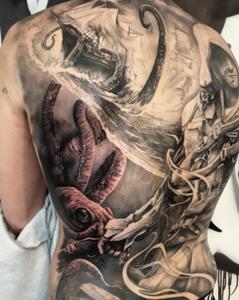 Пейзаж с осьминогом на спине в виде татуировки