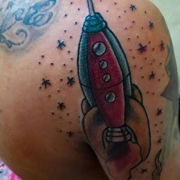 Татуировка мультяшной ракеты