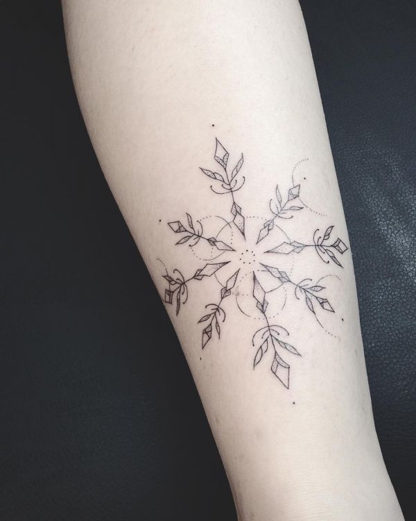 Татуировка герметрической снежинки