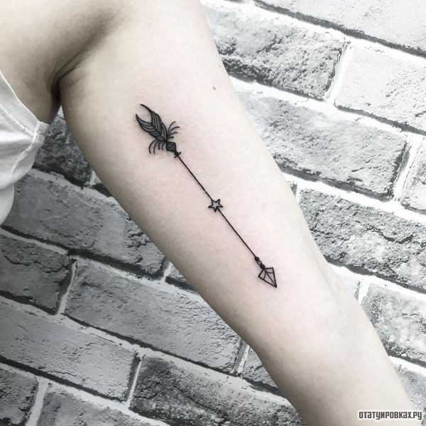 Татуировка стрелы на руке у девушки