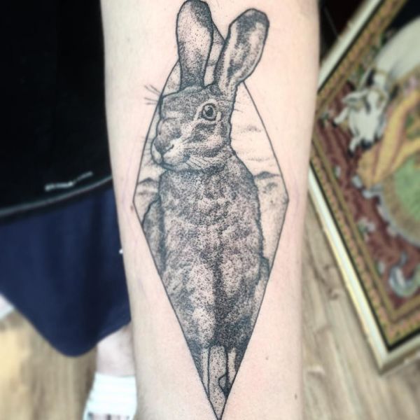 Татуировка зайца в ромбе