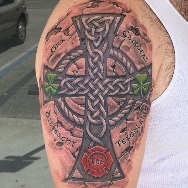 Татуировка кельтский крест на плече