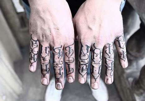 Татуировки на пальцах в виде букв