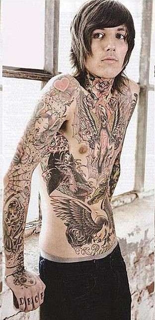 Оливер Сайкс с татуировками на теле
