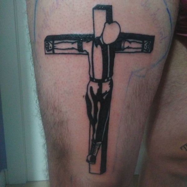 Татуировка скинхеда в виде креста с человеком