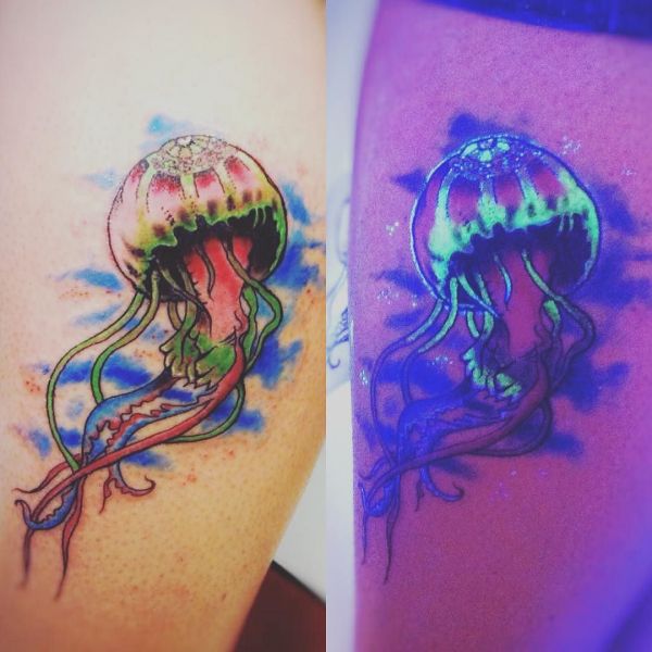 Ультрафиолетовая татуировка медузы на ноге
