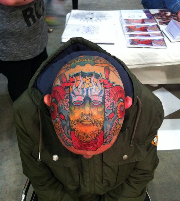 Ужасная татуировка на голове парня