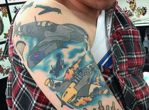Военная татуировка на плече