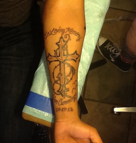 Христианская татуировка: крест с надписями на руке