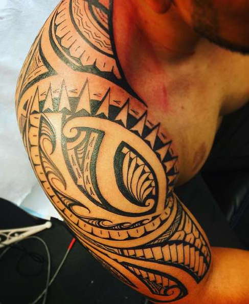 Полинезийская татуировка на плече мужчины