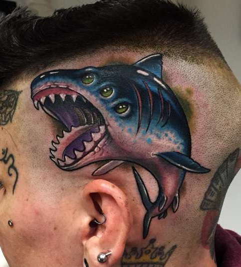 Татуировка акулы с тремя глазами на виске