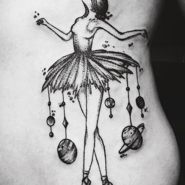 Татуировка балерина с планетами