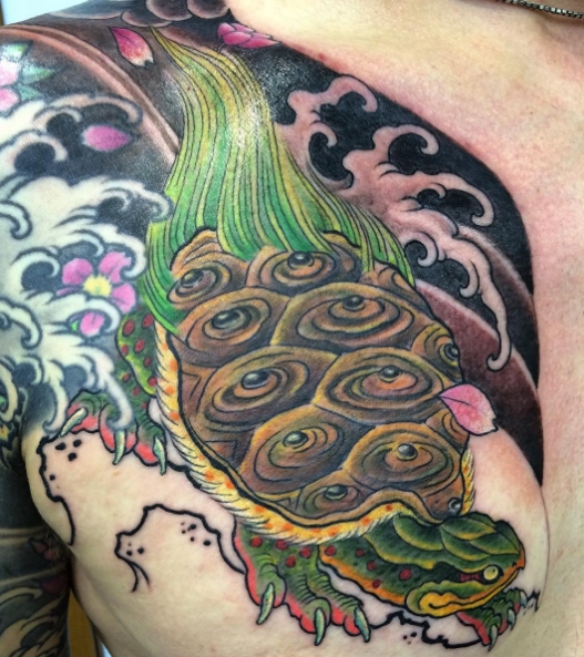 Черепаха в виде татуировки в японском стиле