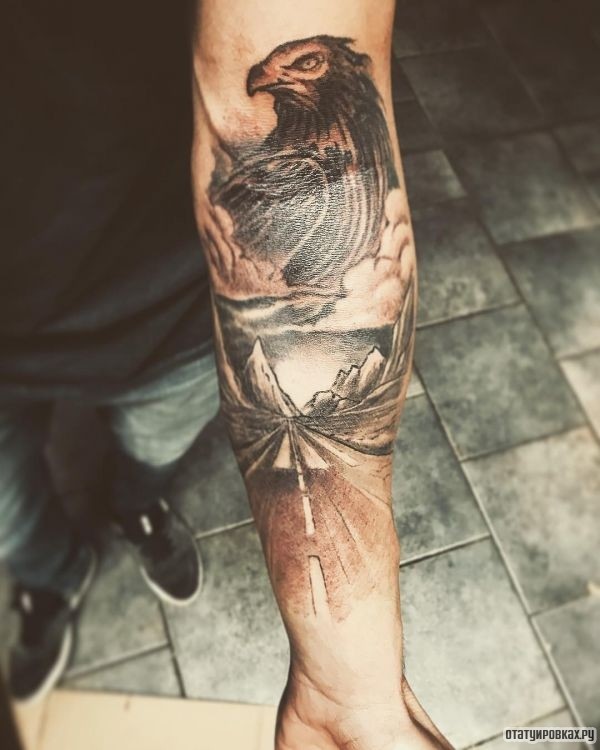 Татуировка с изображением дороги на руке парня