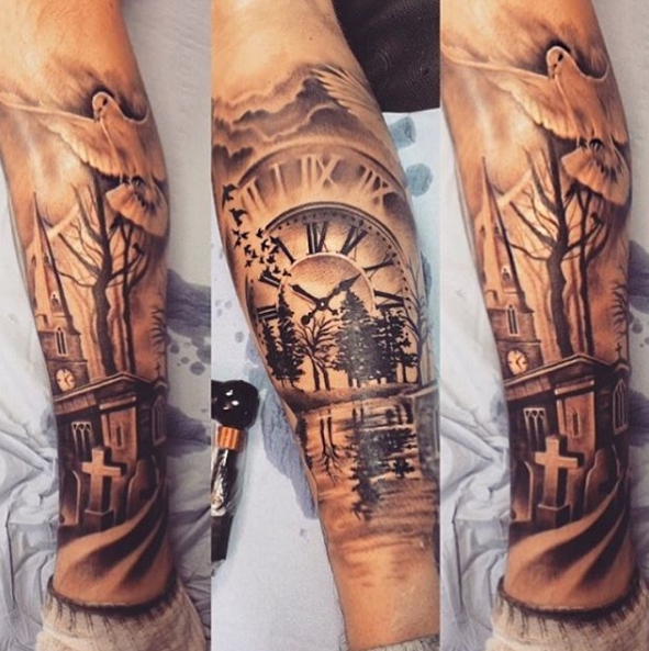 Голубь с часами на руке в виде татуировки