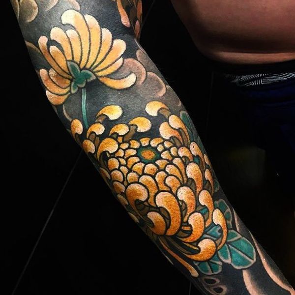 Японская хризантема в виде татуировки