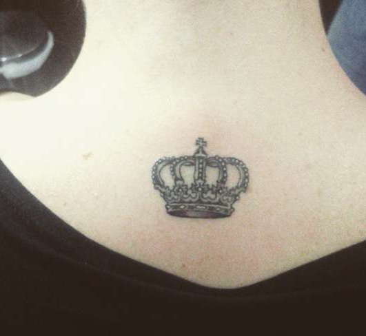 Татуировка корона на спине девушки