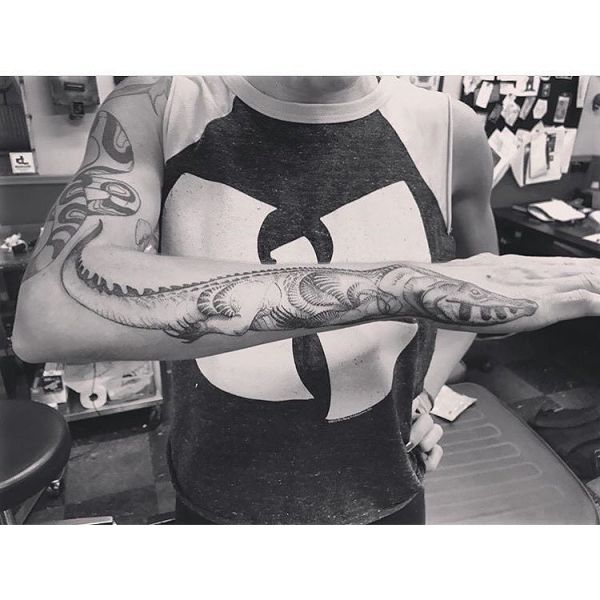 Черно-белая фотография татуировки крокодила во всю руку