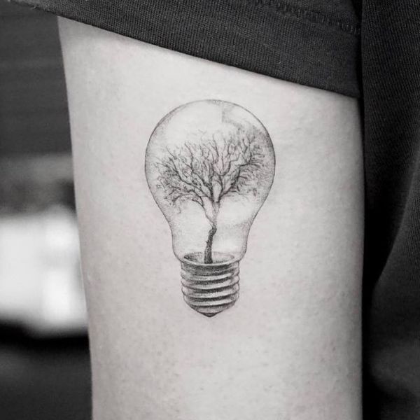Татуировка лампочки с деревом внутри