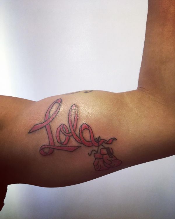 Татуировка в виде надписи Lola лентой