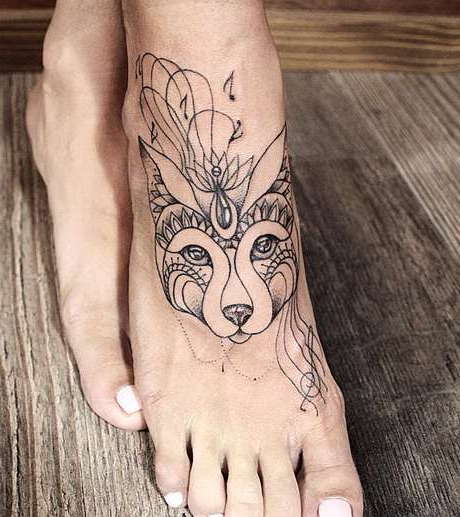 Татуировка лиса на ноге девушки