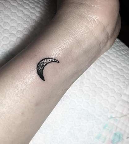 Татуировка луны на запястье