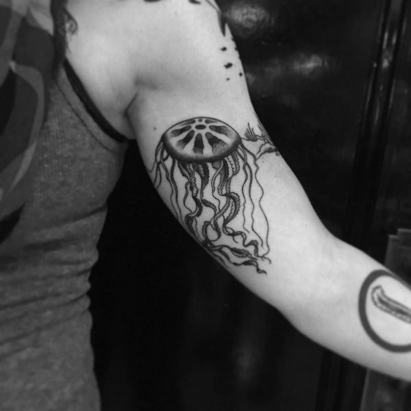 Татуировка медуза на бицепсе у парня