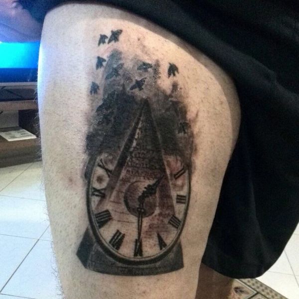 Татуировка пирамида с часами на ноге парня
