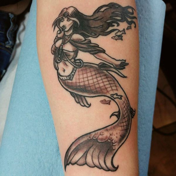 Татуировка русалка на руке