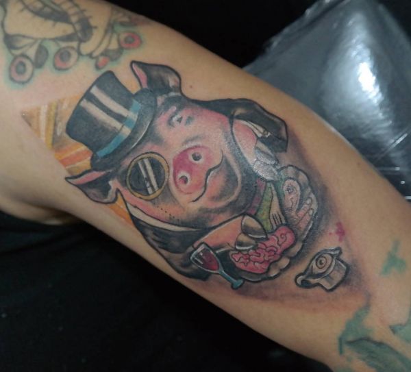 Татуировка свиньи в шляпе