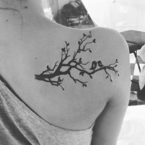 Татуировка ветки дерева на лопатке у девушки